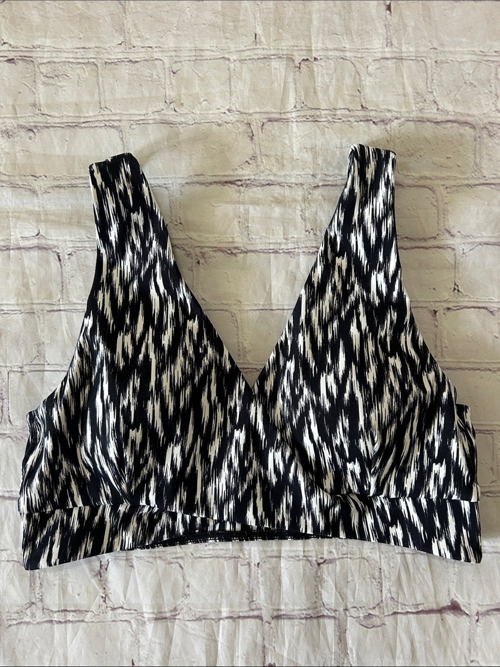 Born Primitive Crossover V-Neck Padded Sports Bra Black White Large
